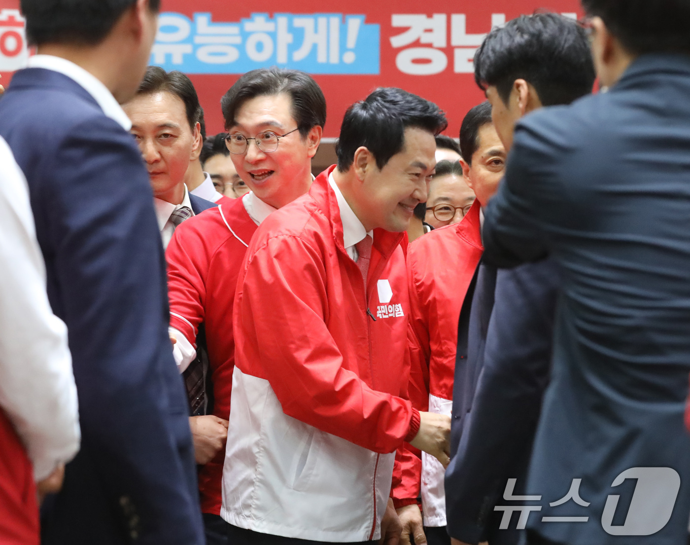 (창원=뉴스1) 윤일지 기자 = 장동혁 국민의힘 상임선거대책위원장이 19일 오후 경남 창원 의창구 국민의힘 경남도당에서 열린 경남선거대책위원회 발대식 및 필승결의대회에서 참석자들과 …