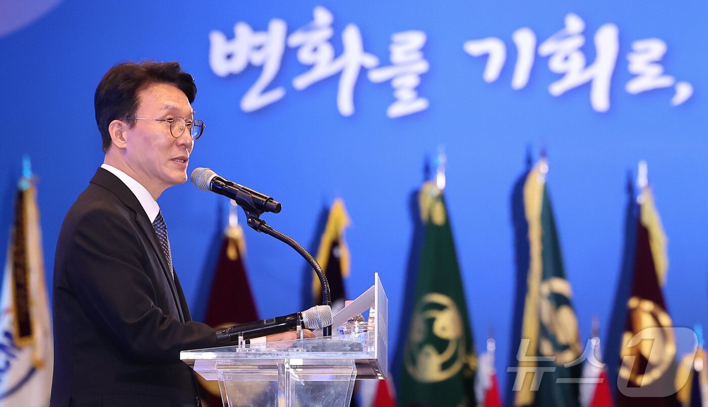 본문 이미지 - 김민석 국무총리가 19일 서울 영등포구 여의도 중소기업중앙회 K-BIZ홀에서 열린 2026 대한민국 중소기업인 대회에서 격려사를 하고 있다. 2026.5.19 ⓒ 뉴스1 김성진 기자