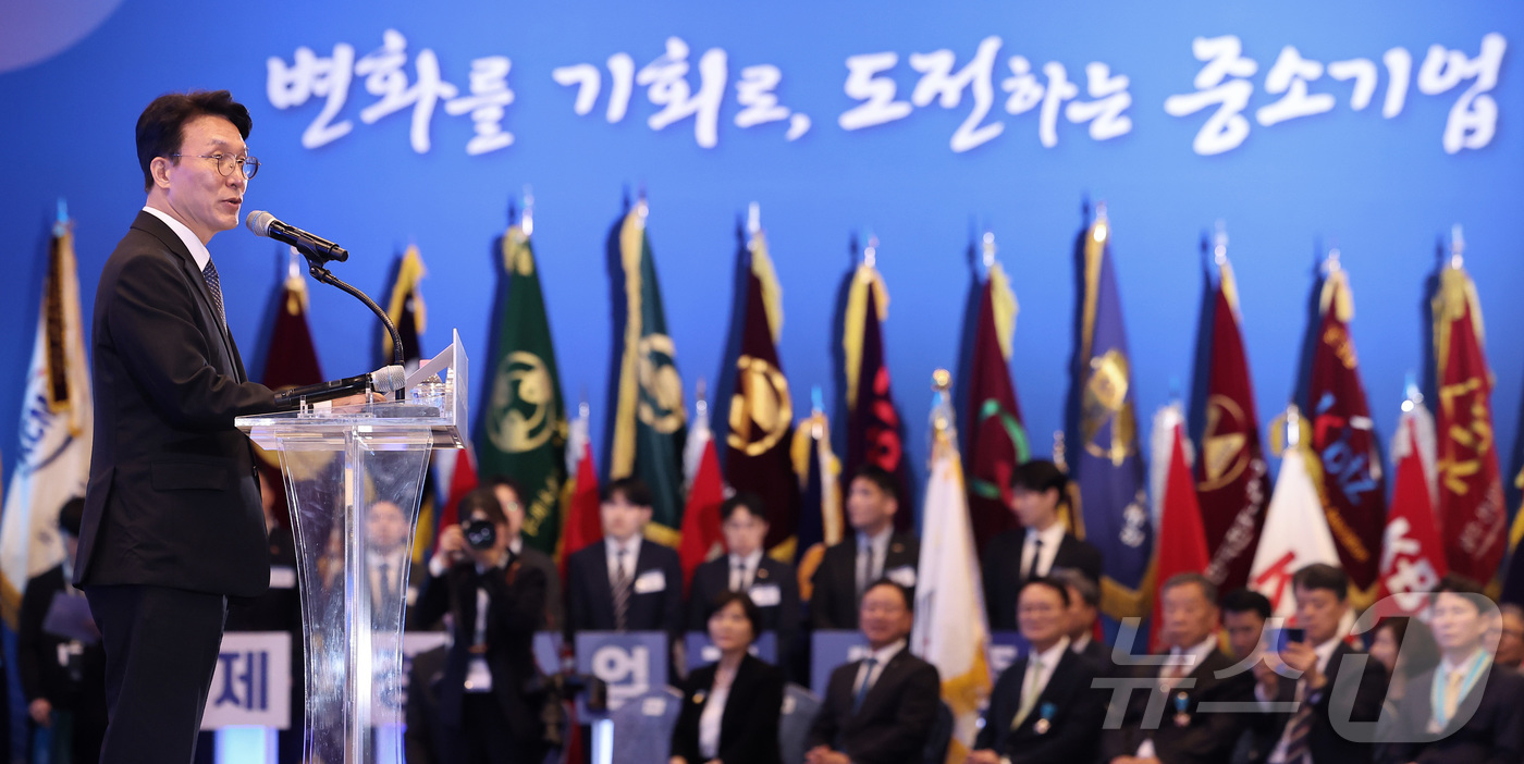 (서울=뉴스1) 김성진 기자 = 김민석 국무총리가 19일 서울 영등포구 여의도 중소기업중앙회 K-BIZ홀에서 열린 2026 대한민국 중소기업인 대회에서 격려사를 하고 있다. 202 …