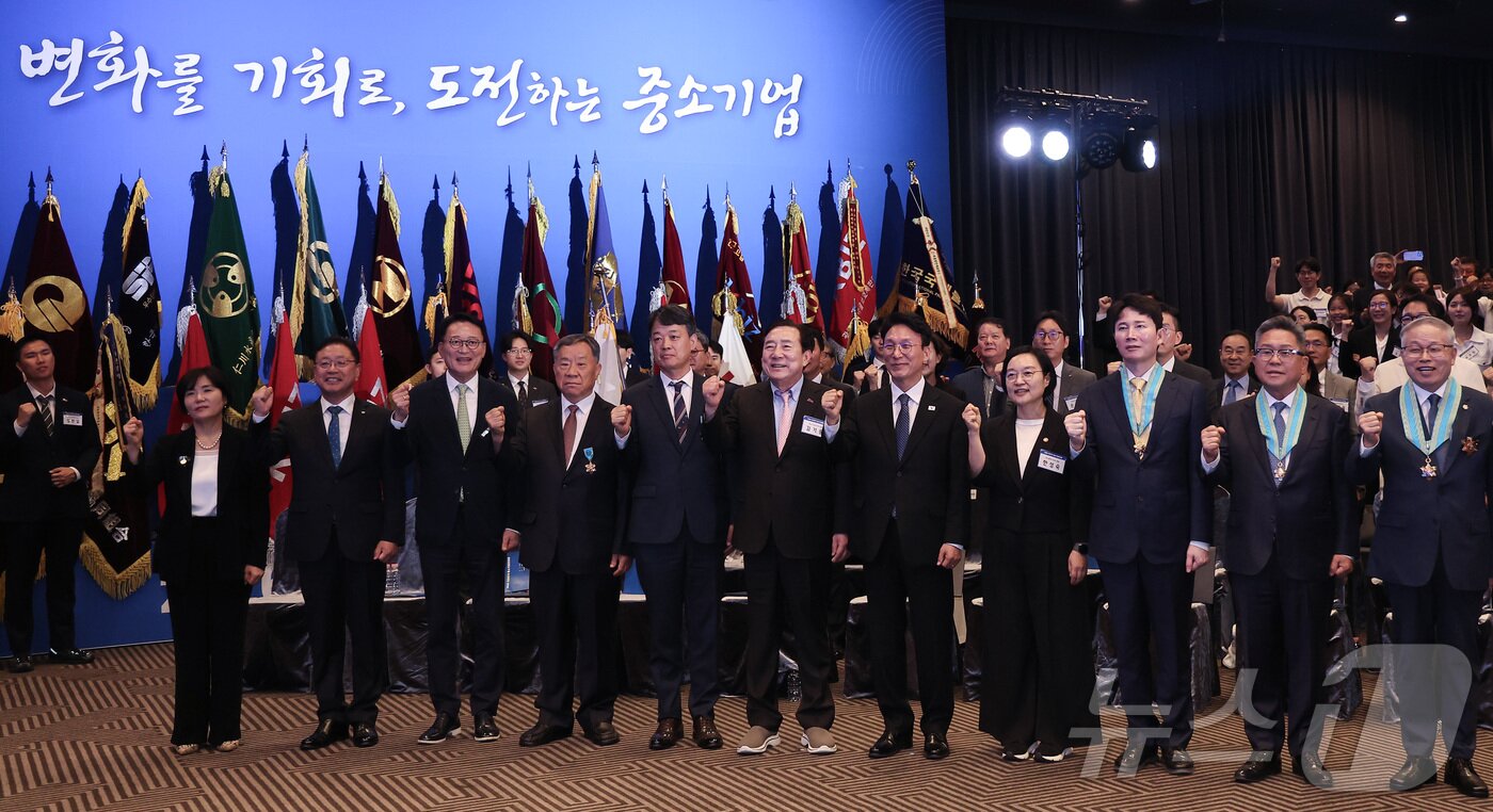 본문 이미지 - 김민석 국무총리와 김기문 중소기업중앙회장, 한성숙 중소벤처기업부 장관 등 참석자들이 19일 서울 영등포구 여의도 중소기업중앙회 K-BIZ홀에서 열린 2026 대한민국 중소기업인 대회에서 경제대도약 퍼포먼스를 한 후 기념촬영을 하고 있다. 2026.5.19 ⓒ 뉴스1 김성진 기자