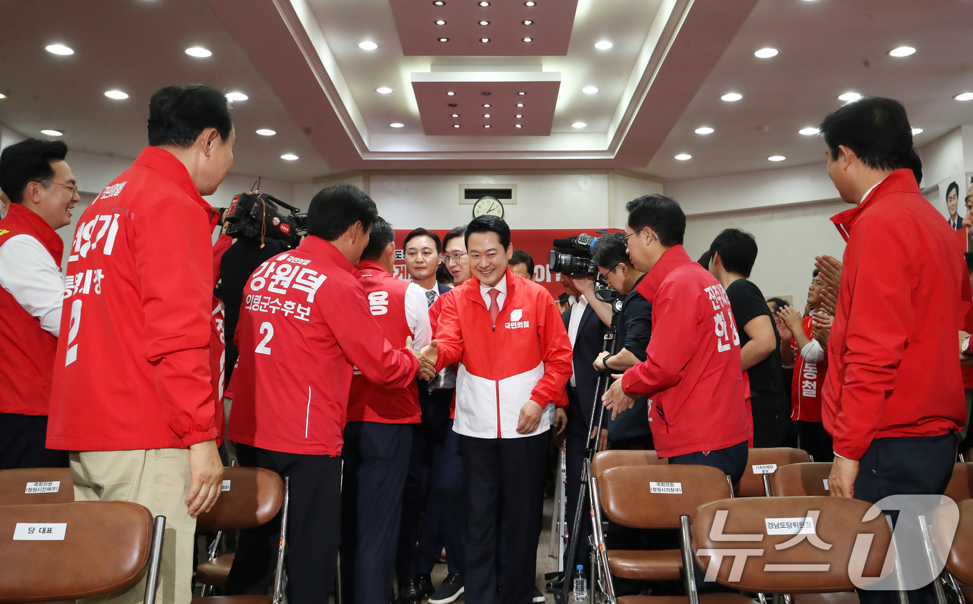 (창원=뉴스1) 윤일지 기자 = 장동혁 국민의힘 상임선거대책위원장이 19일 오후 경남 창원 의창구 국민의힘 경남도당에서 열린 경남선거대책위원회 발대식 및 필승결의대회에서 참석자들과 …