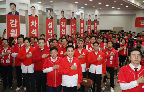 국민의례하는 장동혁 상임선거대책위원장