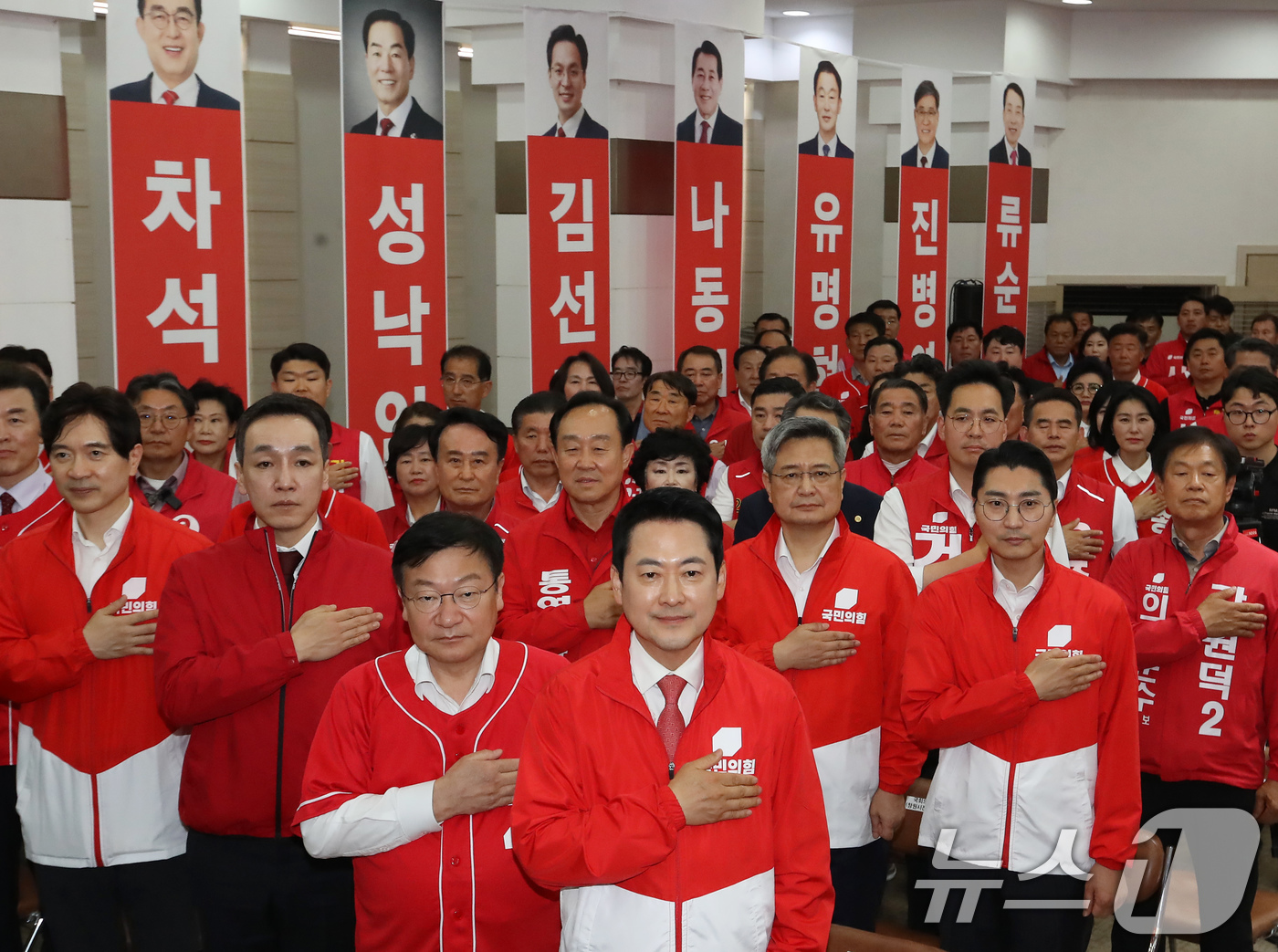 (창원=뉴스1) 윤일지 기자 = 장동혁 국민의힘 상임선거대책위원장이 19일 오후 경남 창원 의창구 국민의힘 경남도당에서 열린 경남선거대책위원회 발대식 및 필승결의대회에서 국민의례를 …