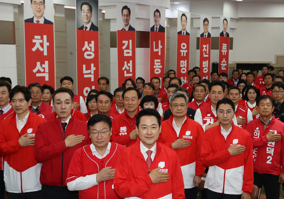 국민의례하는 장동혁 상임선거대책위원장