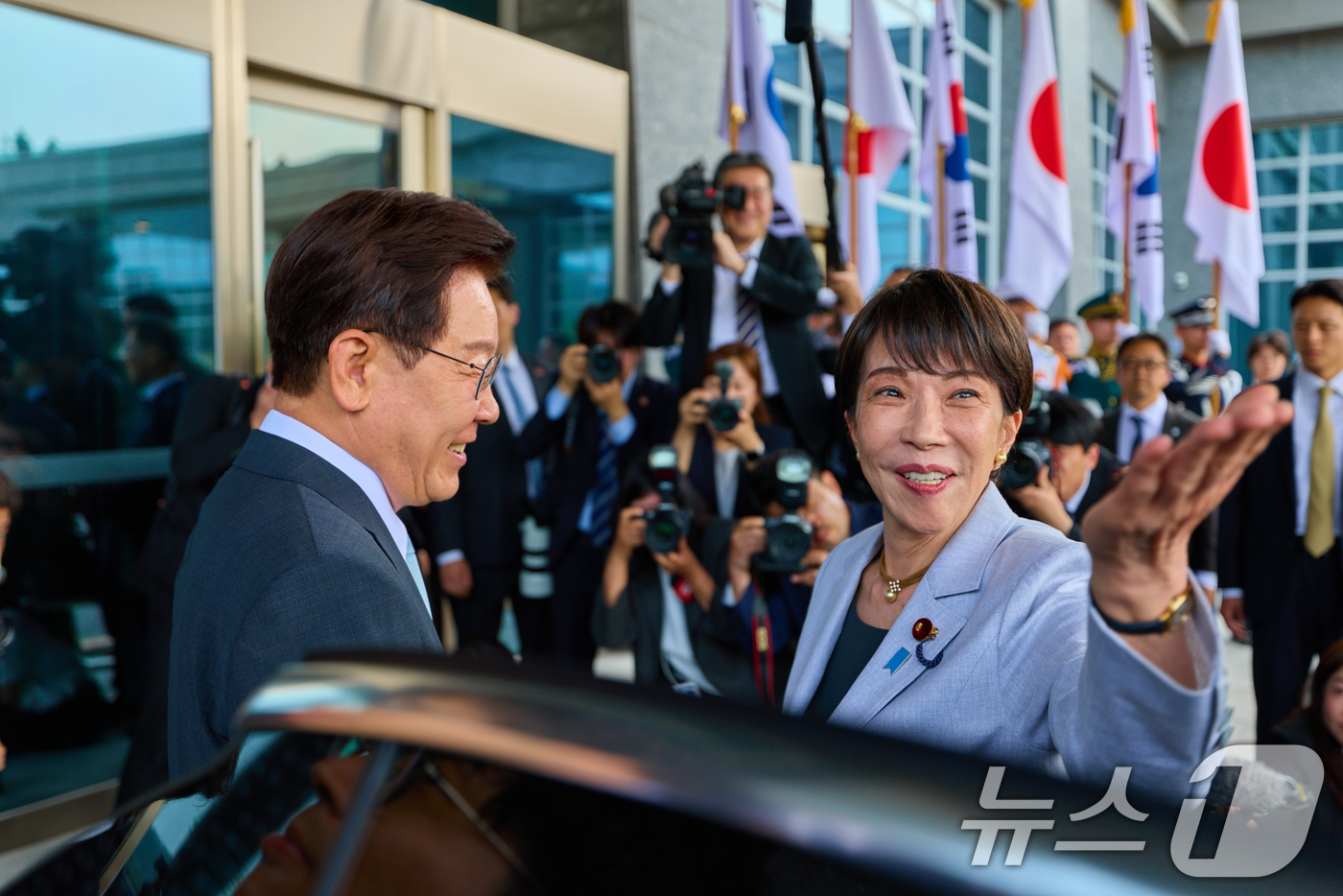 (안동=뉴스1) 허경 기자 = 이재명 대통령이 19일 경북 안동의 한 호텔에서 방한한 다카이치 사나에 일본 총리를 영접하고 있다. (청와대 제공. 재판매 및 DB 금지) 2026. …