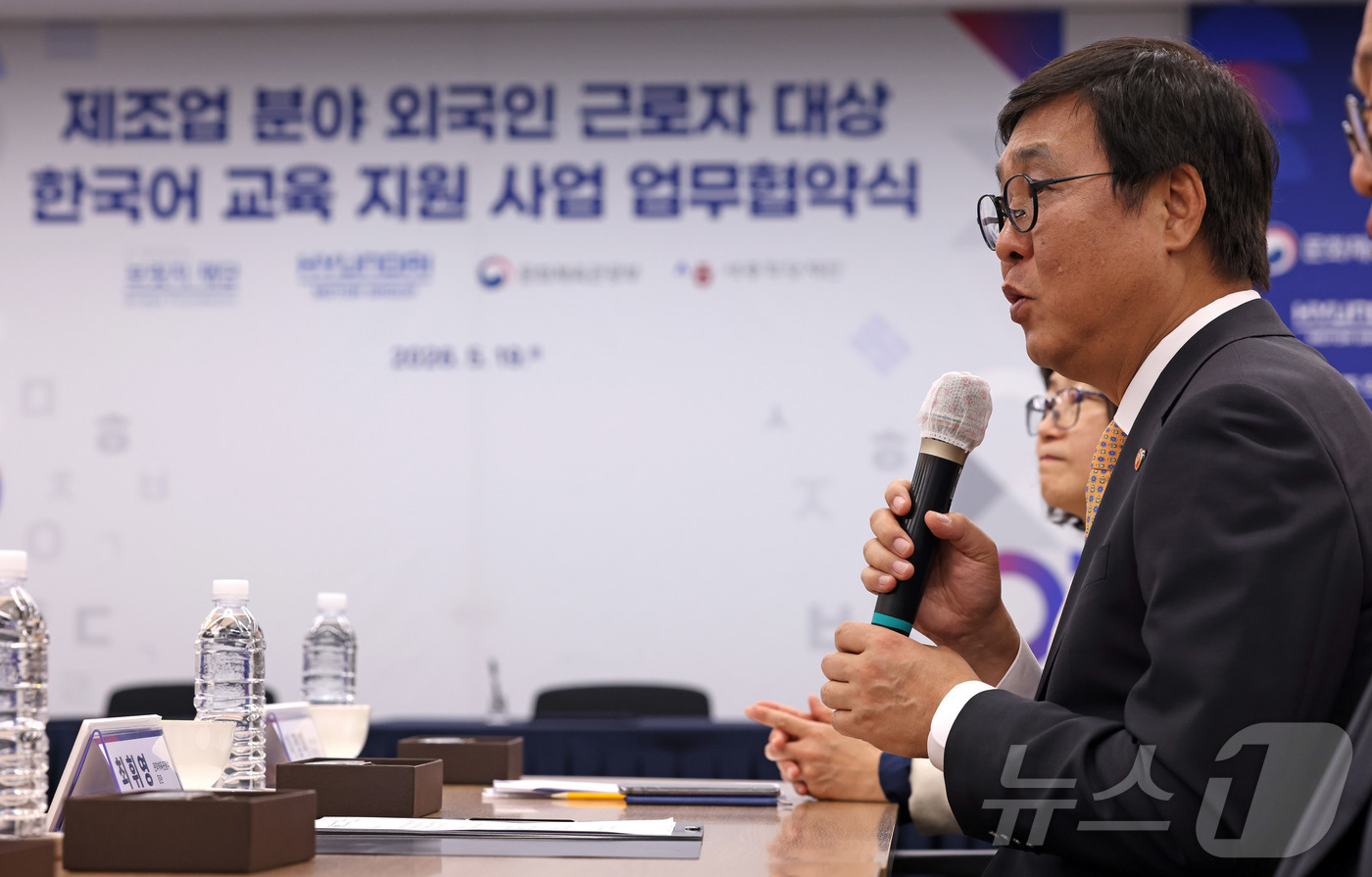 (서울=뉴스1) = 최휘영 문화체육관광부 장관이 19일 오후 서울 종로구 국립현대미술관 서울관에서 열린 문체부와 현대자동차그룹, 세종학당재단, 케이모바일리티 브릿지 재단 간 제조업 …