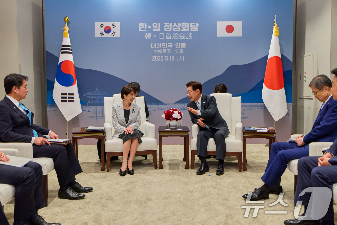 (안동=뉴스1) 허경 기자 = 이재명 대통령과 다카이치 사나에 일본 총리가 19일 경북 안동의 한 호텔에서 소인수 회담을 하고 있다. (청와대통신사진기자단) 2026.5.19/뉴스 …
