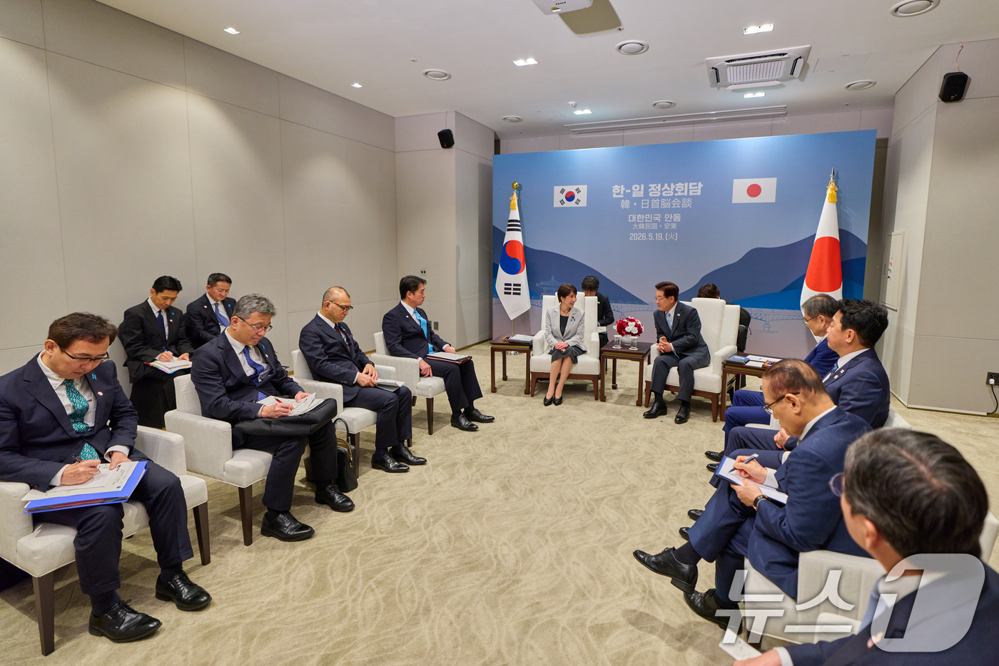 (안동=뉴스1) 허경 기자 = 이재명 대통령과 다카이치 사나에 일본 총리가 19일 경북 안동의 한 호텔에서 소인수 회담을 하고 있다. (청와대통신사진기자단) 2026.5.19/뉴스 …