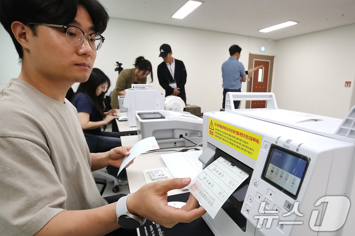 (대구=뉴스1) 공정식 기자 = 제9회 전국동시지방선거를 앞두고 19일 오후 대구 달서구 월성1동 행정복지센터에서 선관위 관계자들이 신분증·지문 확인과 투표용지 발급기를 비롯한 투 …