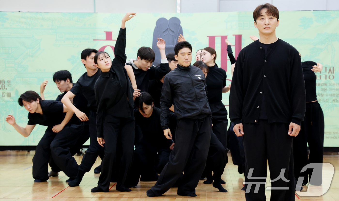 (서울=뉴스1) 조연우 인턴기자 = 배우들이 19일 오후 서울 중구 국립극장 뜰아래연습장에서 열린 국립창극단 신작 ‘효명’ 라운드 인터뷰에서 작품 일부를 시연하고 있다. ‘효명’은 …