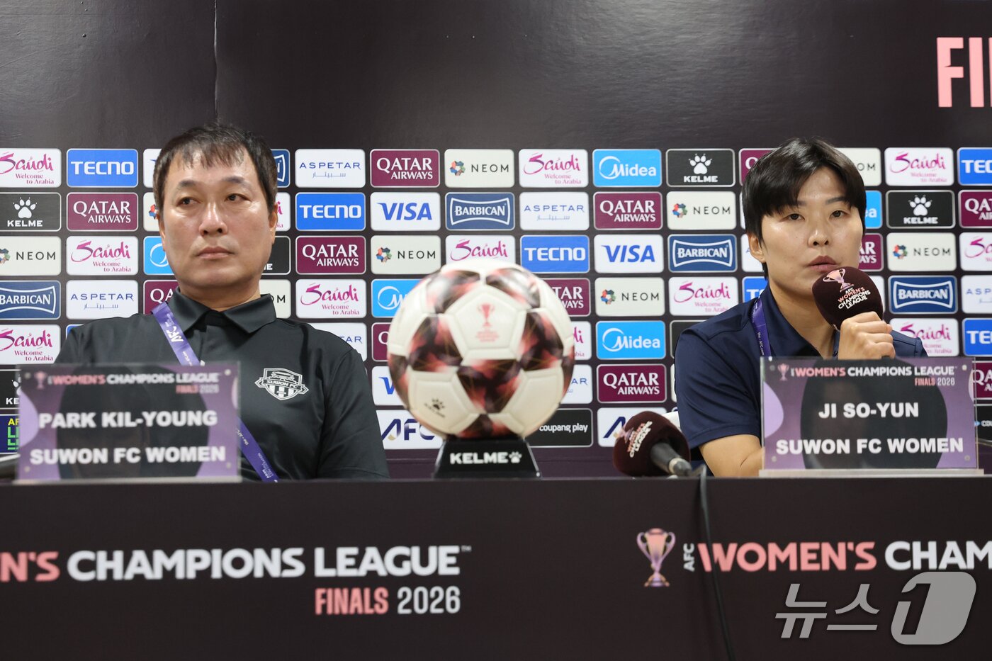 본문 이미지 - 수원FC위민 지소연이 19일 경기 수원시 수원종합운동장에서 열린 2025~2026시즌 아시아축구연맹(AFC) 여자 챔피언스리그(AWCL) 4강전 기자회견에서 발언하고 있다. (공동취재) 2026.5.19/뉴스1