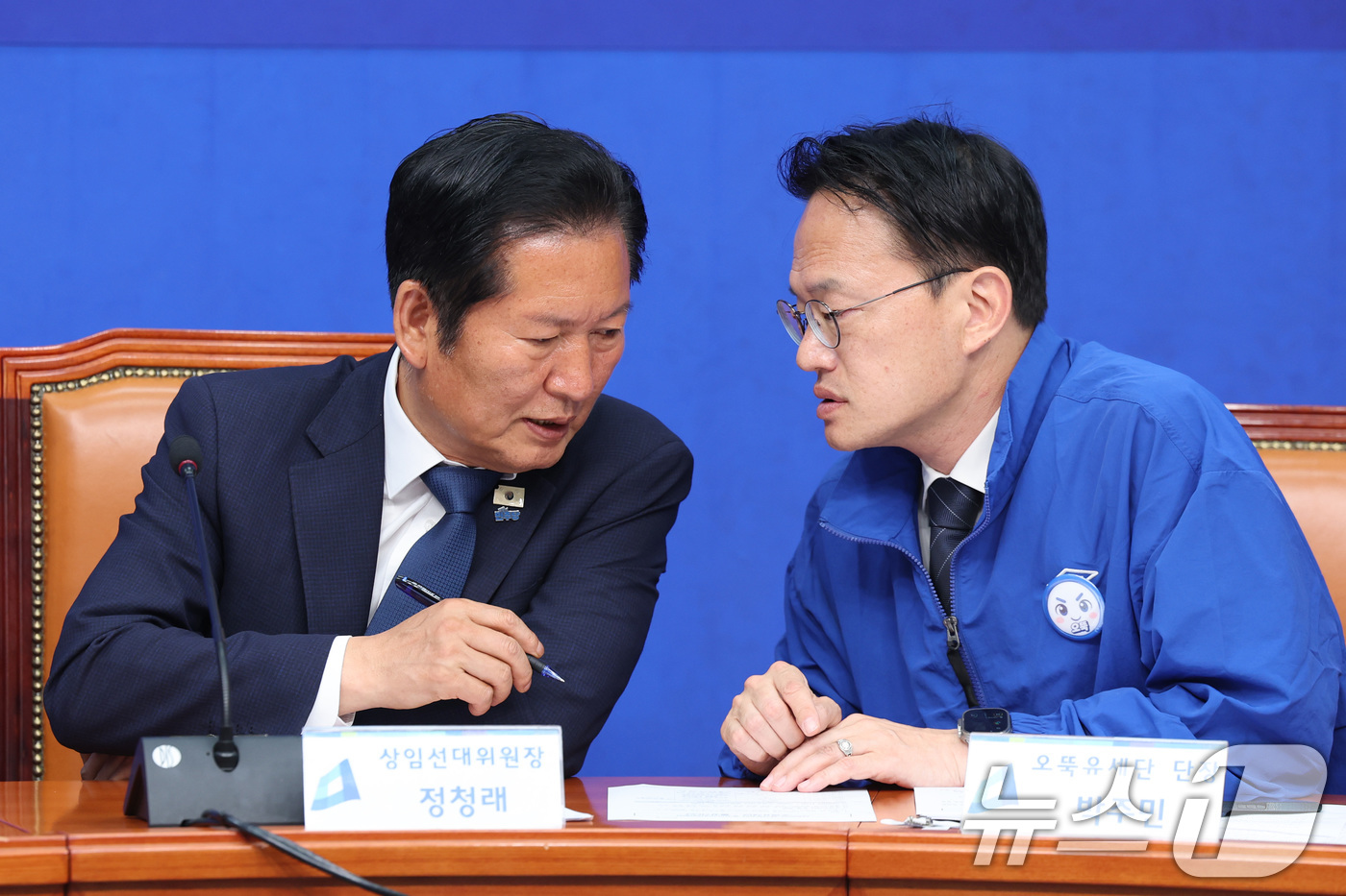 (서울=뉴스1) 신웅수 기자 = 정청래 더불어민주당 대표와 박주민 단장이 19일 서울 여의도 국회에서 열린 대한민국 국가정상화 중앙선거대책위원회 오뚝유세단 출정식에서 대화하고 있다 …