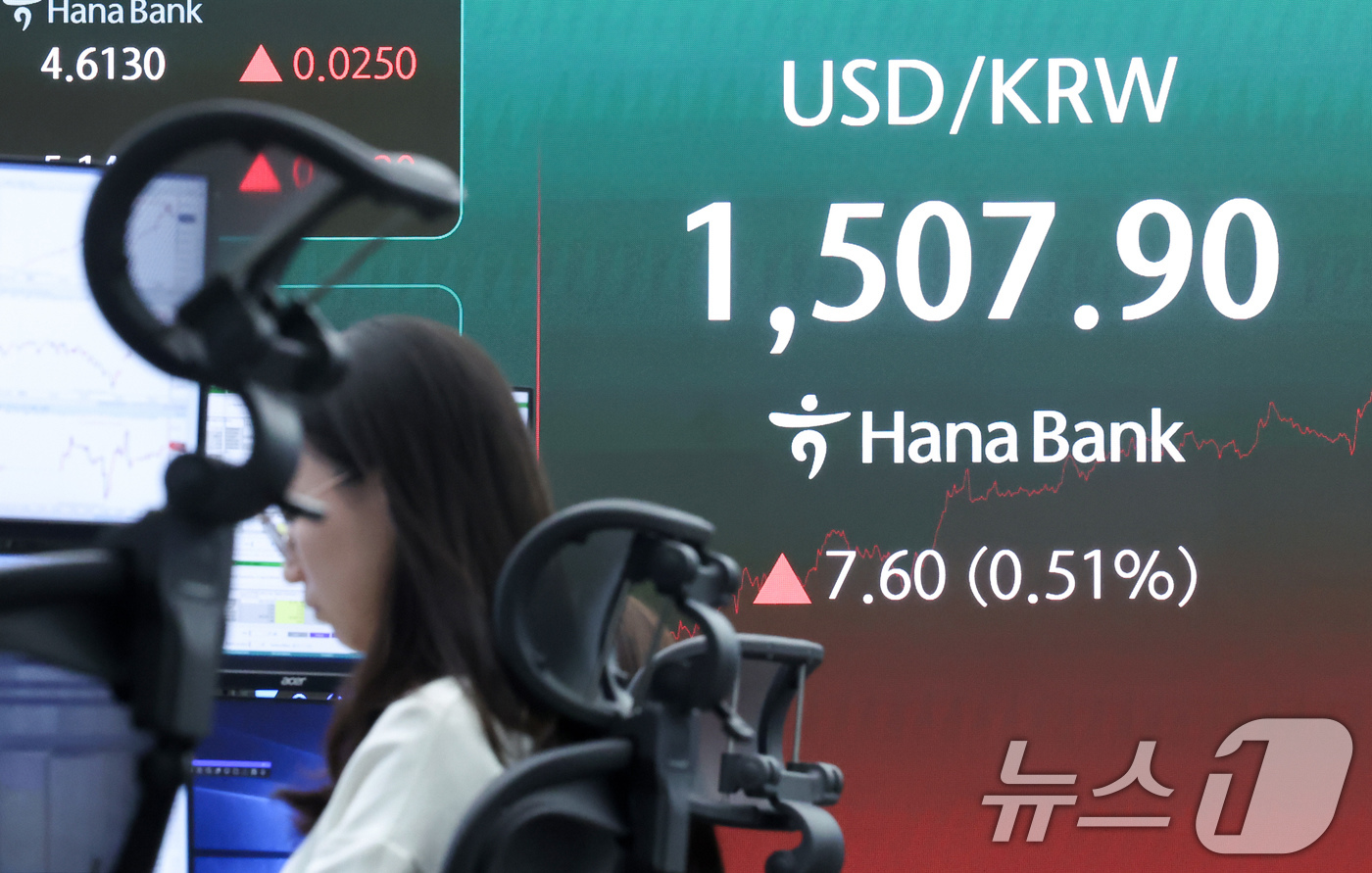 (서울=뉴스1) 임지훈 인턴기자 = 원·달러 환율이 다시 1500원대를 기록한 19일 오후 서울 중구 하나은행 본점 딜링룸 전광판에 원·달러 환율이 표시되고 있다.이날 원·달러 환 …