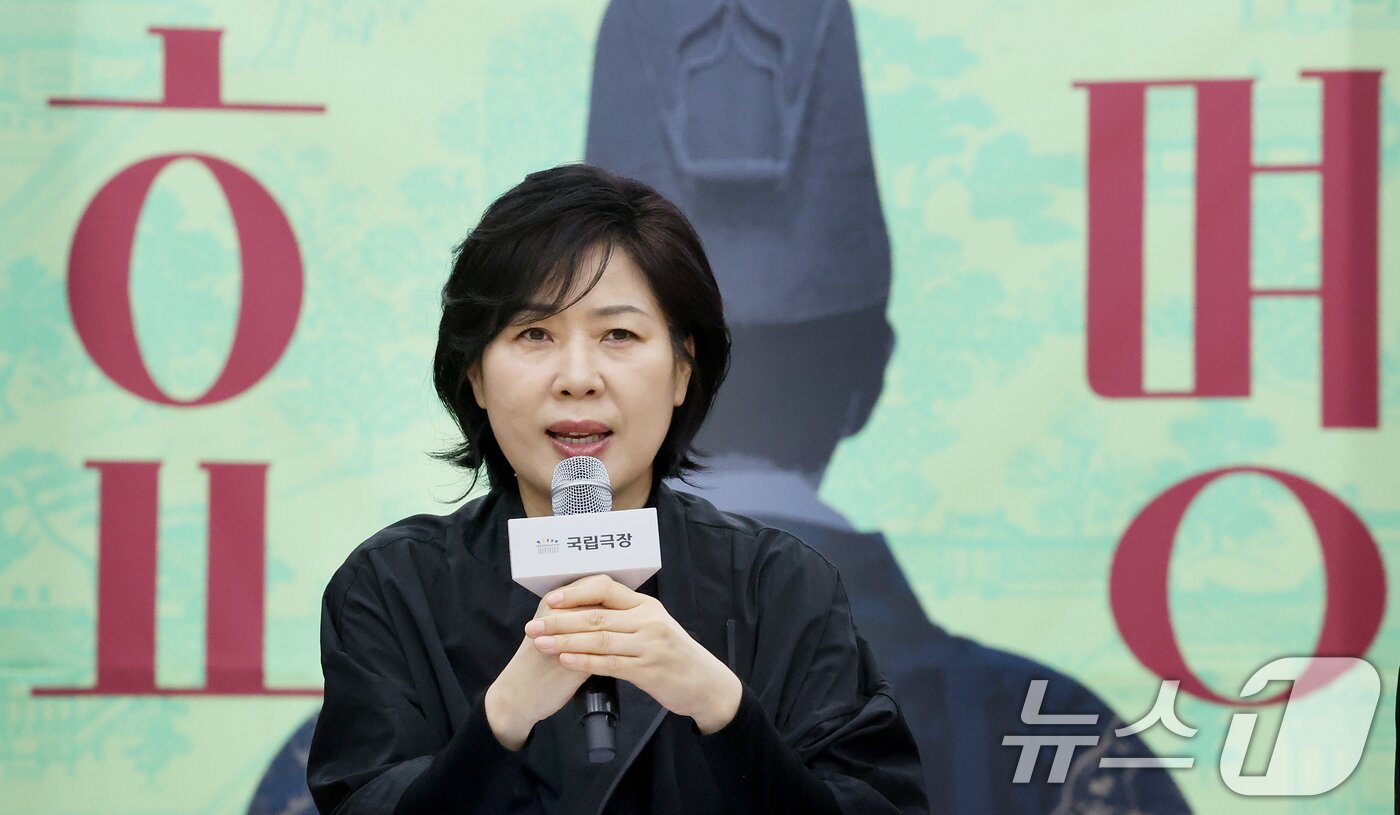 본문 이미지 - 유은선 국립창극단 예술감독 겸 단장이 19일 오후 서울 중구 국립극장 뜰아래연습장에서 열린 국립창극단 신작 ‘효명’ 라운드 인터뷰에서 작품에 대해 설명하고 있다. 2026.5.19 ⓒ 뉴스1 조연우 인턴기자