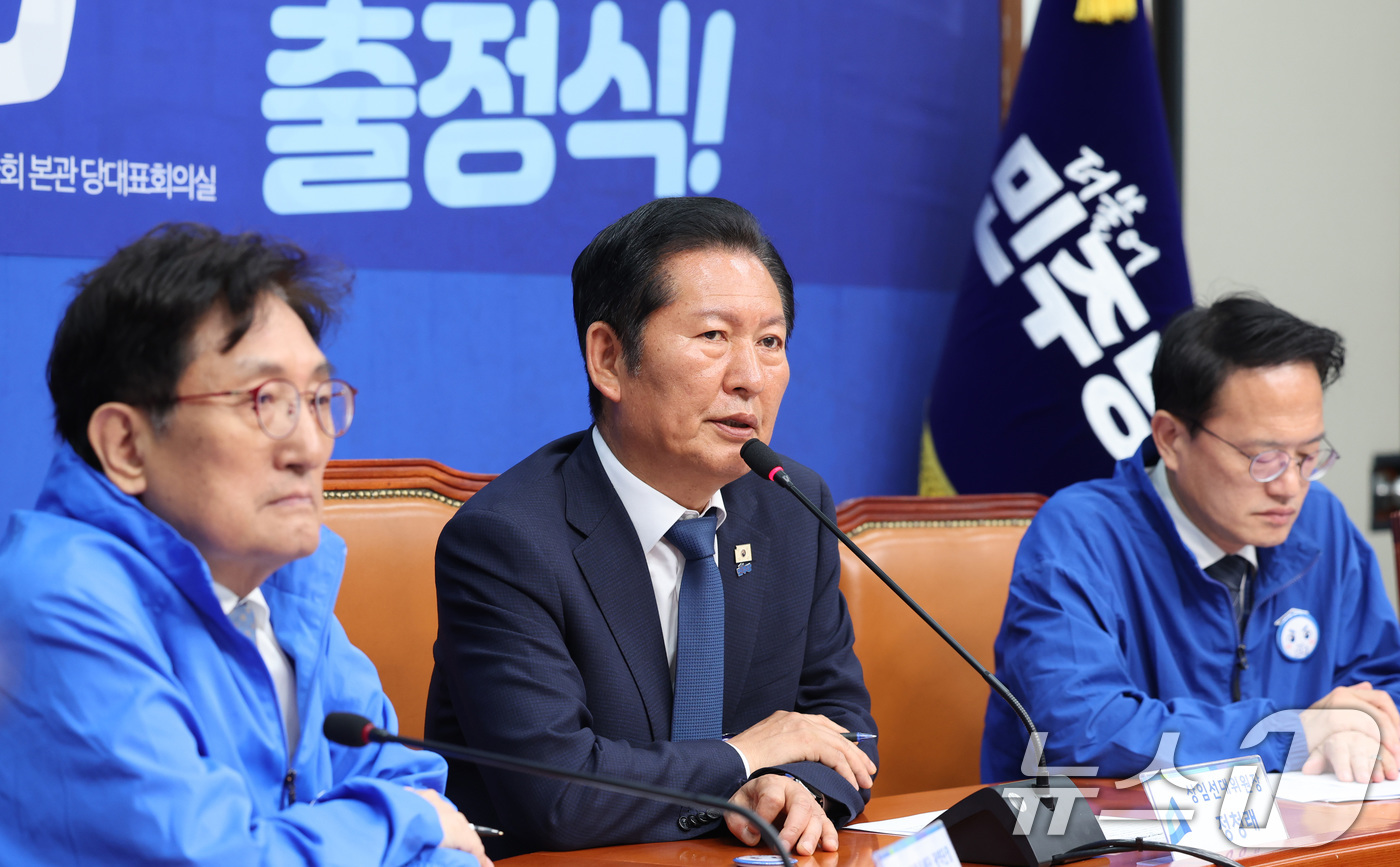 (서울=뉴스1) 신웅수 기자 = 정청래 더불어민주당 대표가 19일 서울 여의도 국회에서 열린 오뚝유세단 출정식에서 인사말을 하고 있다. 2026.5.19/뉴스1