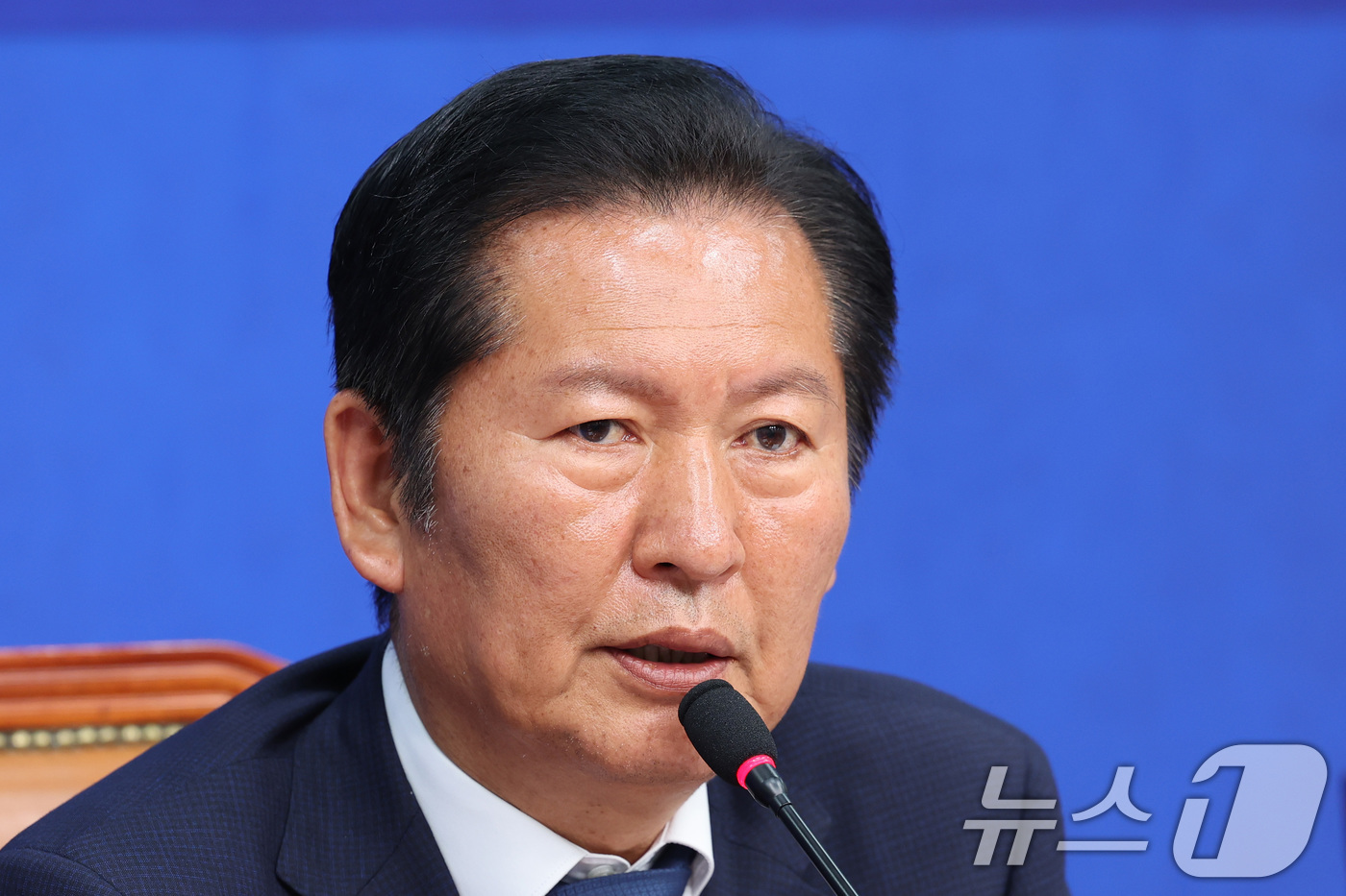 (서울=뉴스1) 신웅수 기자 = 정청래 더불어민주당 대표가 19일 서울 여의도 국회에서 열린 오뚝유세단 출정식에서 인사말을 하고 있다. 2026.5.19/뉴스1