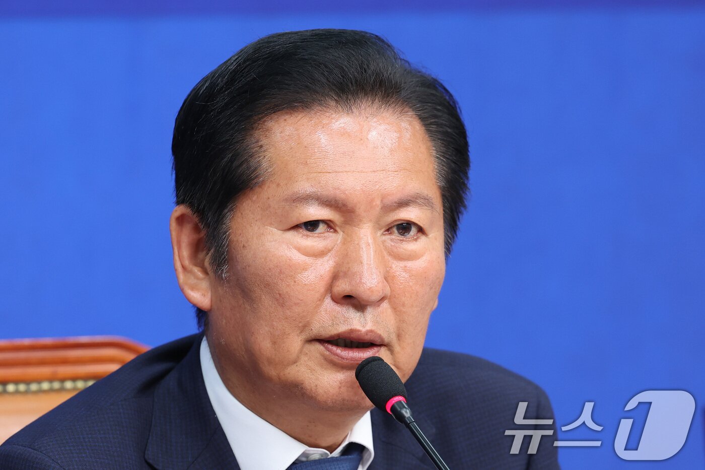 본문 이미지 - 정청래 더불어민주당 대표가 19일 서울 여의도 국회에서 열린 오뚝유세단 출정식에서 인사말을 하고 있다. 2026.5.19 ⓒ 뉴스1 신웅수 기자
