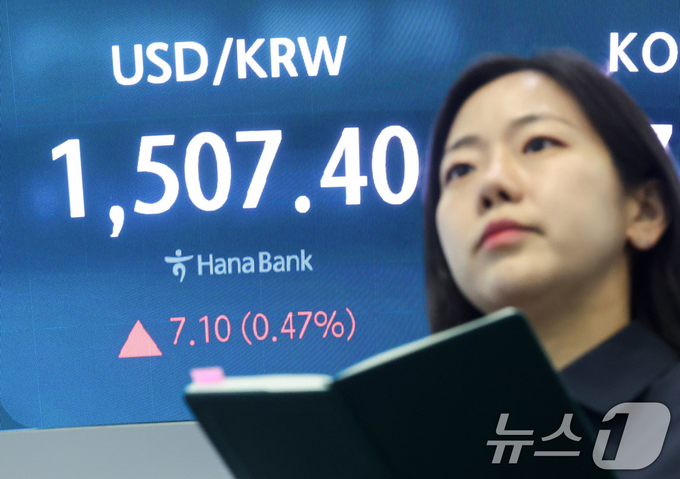 (서울=뉴스1) 임지훈 인턴기자 = 원·달러 환율이 다시 1500원대를 기록한 19일 오후 서울 중구 하나은행 본점 딜링룸 전광판에 원·달러 환율이 표시되고 있다.이날 원·달러 환 …