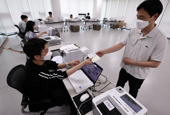 지방선거 앞두고 사전투표 모의시험