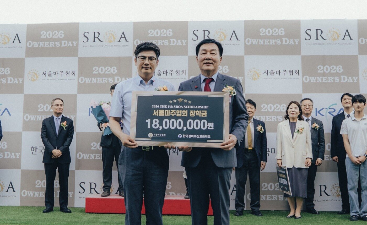 본문 이미지 - 황광진 한국경마축산고 교장(오른쪽)과 백국인 서울마주협회 부회장이 기념사진을 찍고 있다.(서울마주협회 제공)