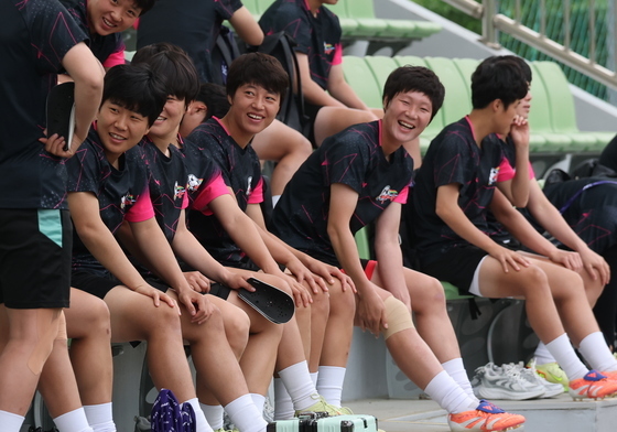 [뉴스1 PICK]나이키 신은 北 내고향축구단...훈련장에서 '밝은 미소'