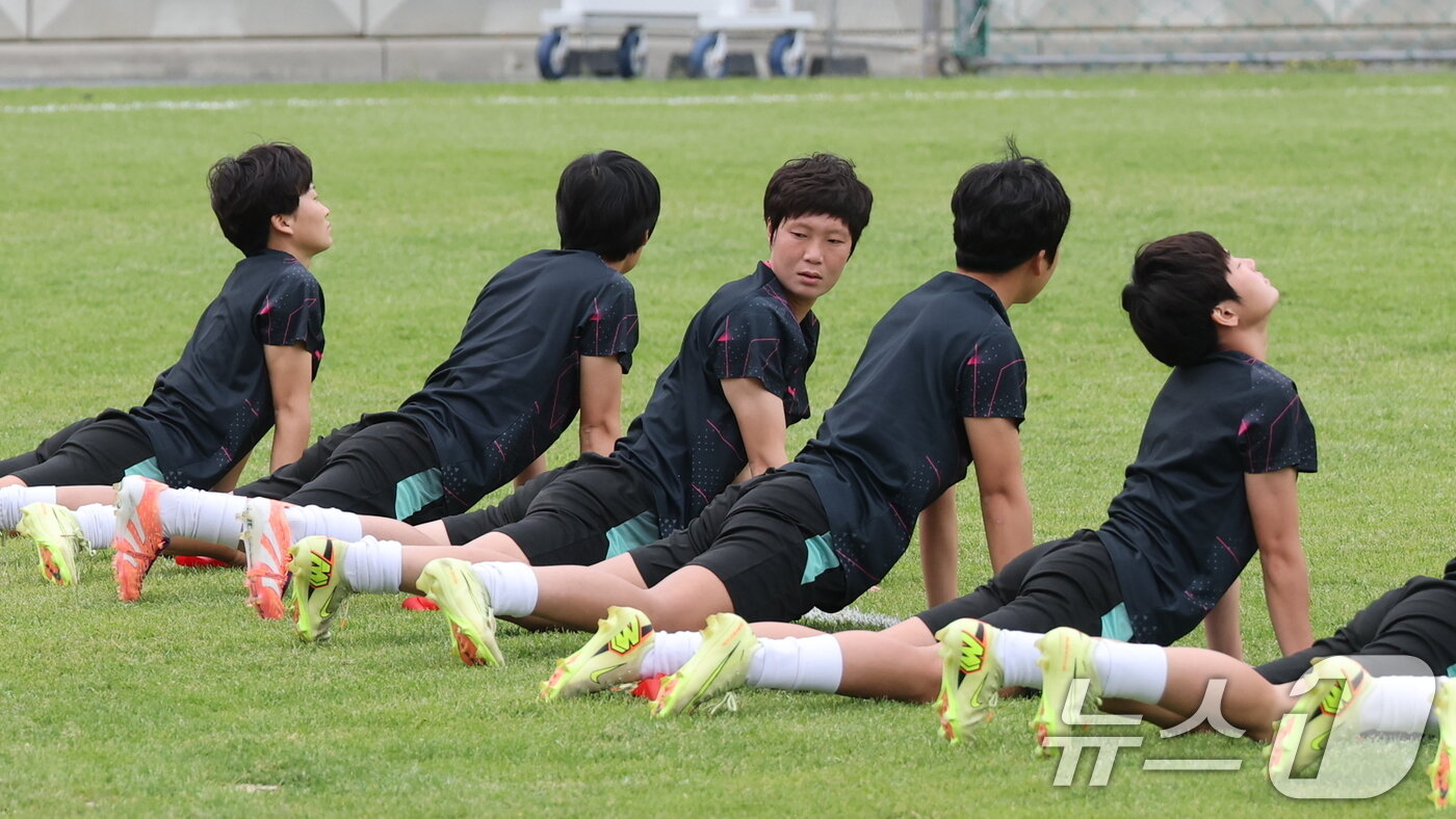본문 이미지 - 북한 내고향여자축구단 선수들이 19일 경기 수원시 수원월드컵경기장 보조경기장에서 아시아축구연맹(AFC) 여자 챔피언스리그(AWCL) 4강 경기를 앞두고 공식 훈련을 하고 있다. 2026.5.19 ⓒ 뉴스1 박지혜 기자