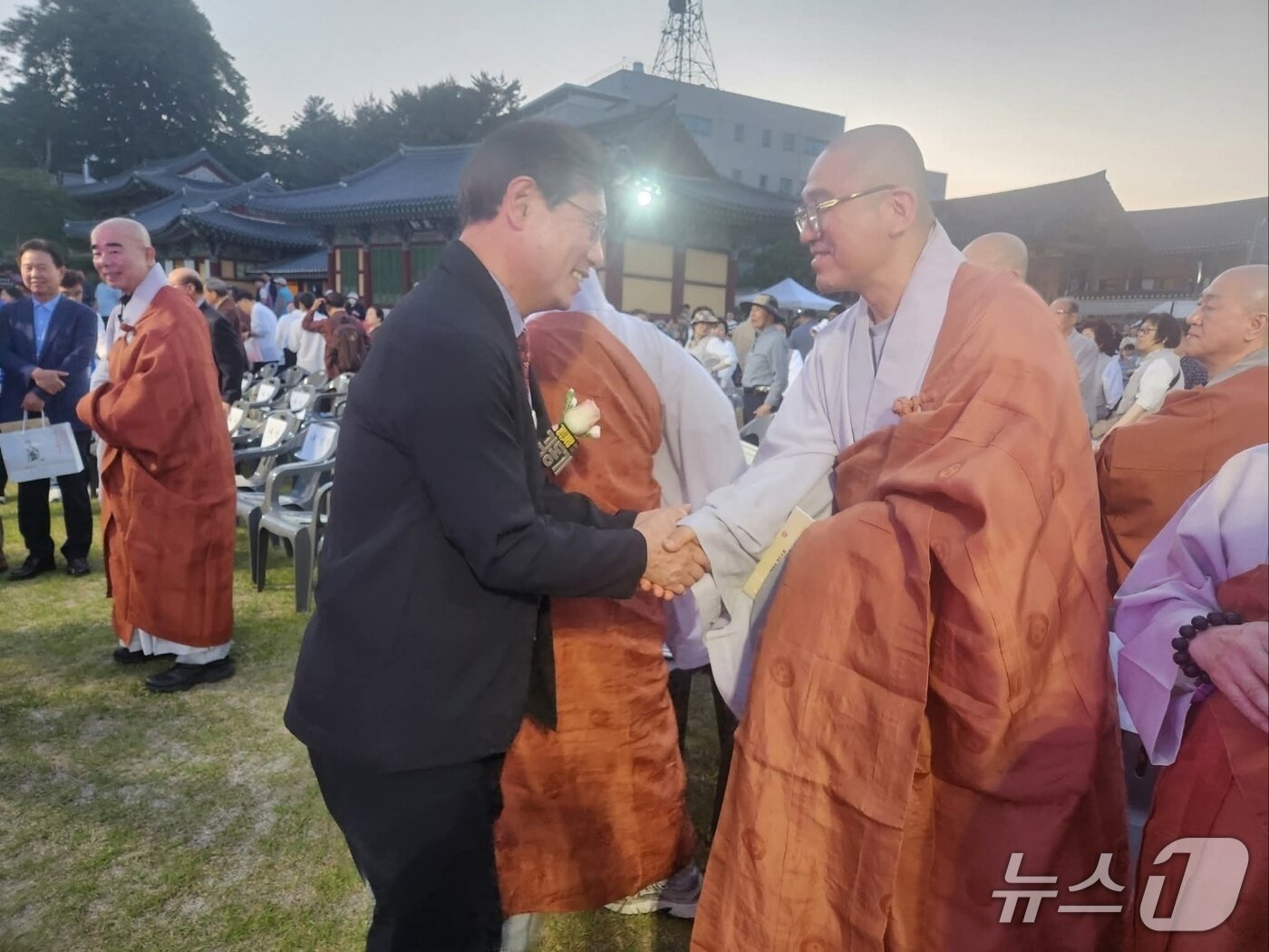 본문 이미지 - 16일 강릉 대도호부 관아에서 열린 부처님오신날 연합봉축대법회에 참석한 김동기 무소속 후보.(김동기 후보 SNS 캡처, 재판매 및 DB 금지) 2026.5.19/뉴스1