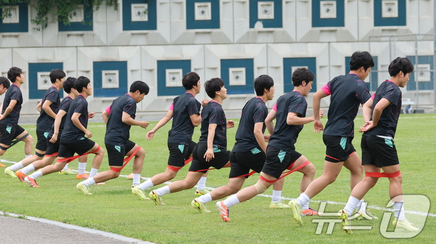 본문 이미지 - 북한 내고향여자축구단 선수들이 19일 경기 수원시 수원월드컵경기장 보조경기장에서 아시아축구연맹(AFC) 여자 챔피언스리그(AWCL) 4강 경기를 앞두고 공식 훈련을 하고 있다. 2026.5.19 ⓒ 뉴스1 박지혜 기자