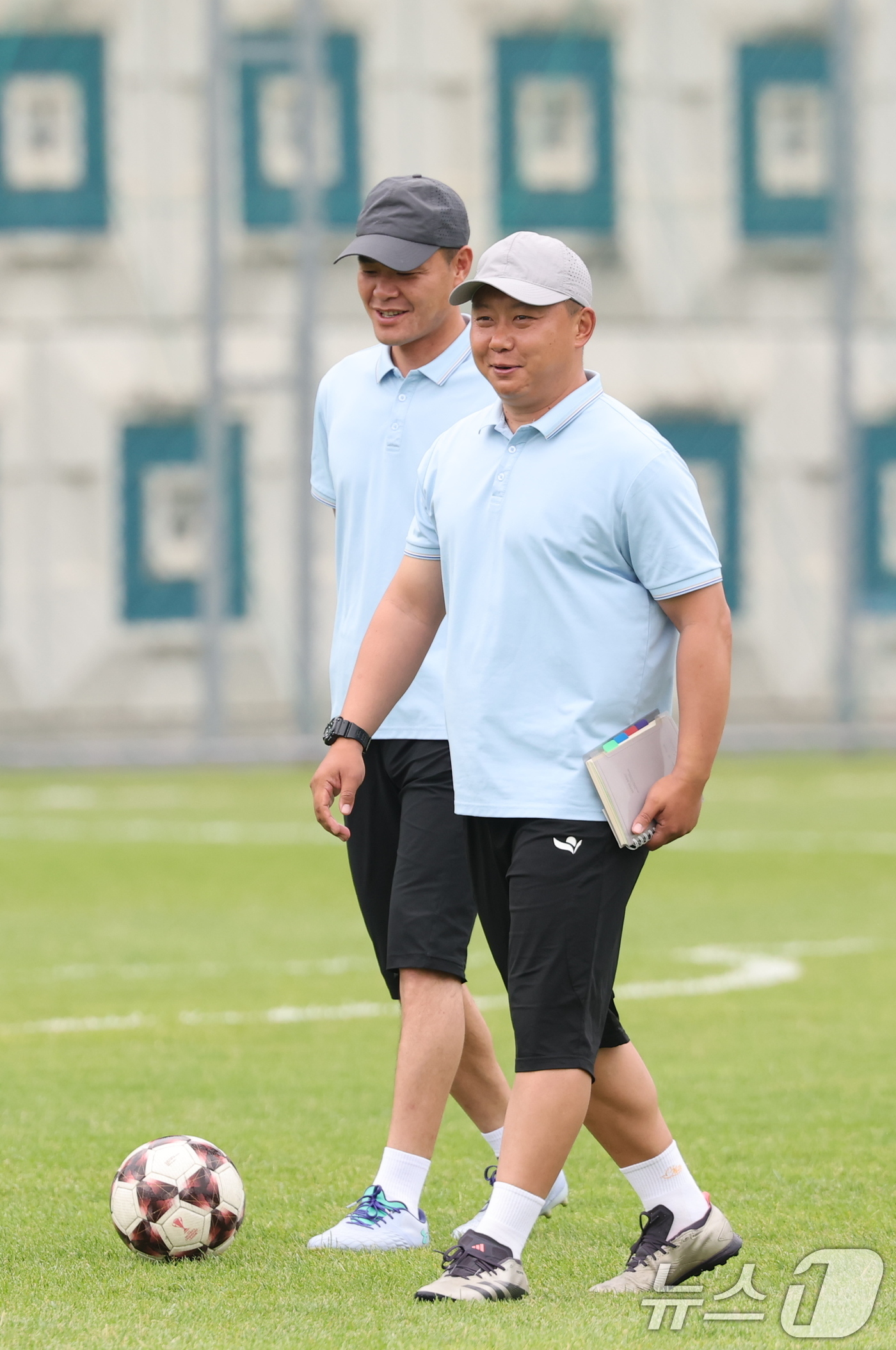 (수원=뉴스1) 박지혜 기자 = 리유일 내고향여자축구단 감독이 19일 경기 수원시 수원월드컵경기장 보조경기장에서 아시아축구연맹(AFC) 여자 챔피언스리그(AWCL) 4강 경기를 앞 …