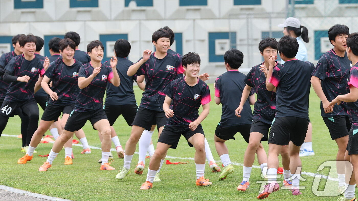 본문 이미지 - 북한 내고향여자축구단 선수들이 19일 경기 수원시 수원월드컵경기장 보조경기장에서 아시아축구연맹(AFC) 여자 챔피언스리그(AWCL) 4강 경기를 앞두고 공식 훈련을 하고 있다. 2026.5.19 ⓒ 뉴스1 박지혜 기자