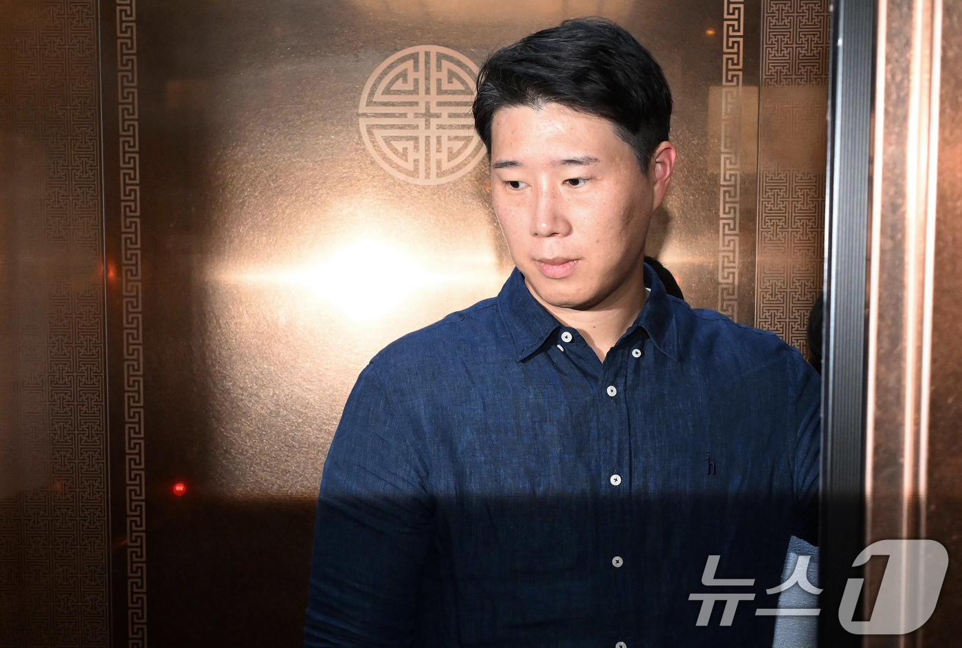 (세종=뉴스1) 오대일 기자 = 최승호 삼성그룹 초기업노동조합 삼성전자지부 위원장이 총파업 예고 시한을 이틀 앞둔 19일 정부세종청사 중앙노동위원회에서 열린 2차 사후조정 2일차 …
