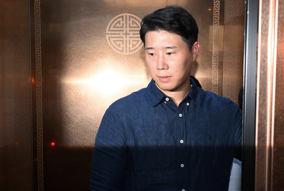 노조 조끼 벗은 최승호 위원장
