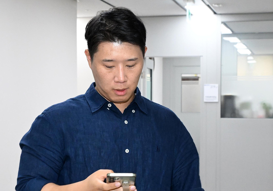 스마트폰 바라보는 최승호 위원장