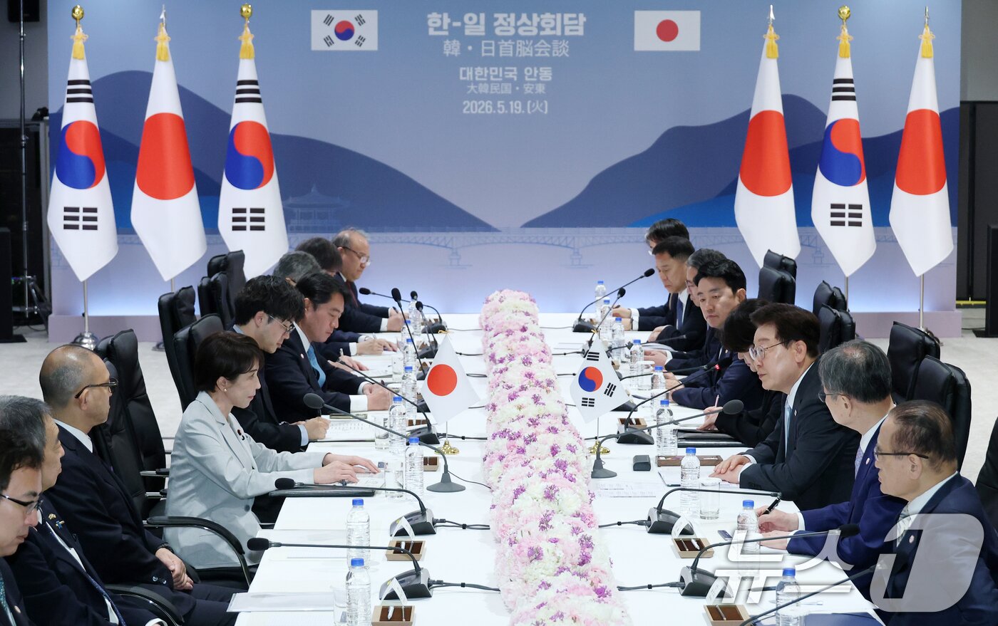 본문 이미지 - 이재명 대통령과 다카이치 사나에 일본 총리가 19일 경북 안동의 한 호텔에서 한일 확대 정상회담을 하고 있다. (청와대통신사진기자단) 2026.5.19 ⓒ 뉴스1 허경 기자