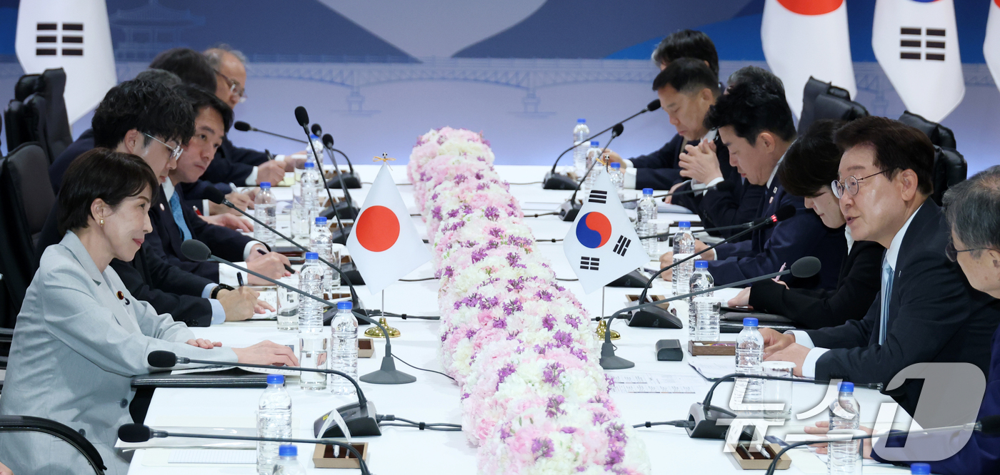 (안동=뉴스1) 허경 기자 = 이재명 대통령이 19일 경북 안동의 한 호텔에서 열린 다카이치 사나에 일본 총리와 확대 정상회담에서 발언하고 있다. (청와대통신사진기자단) 2026. …