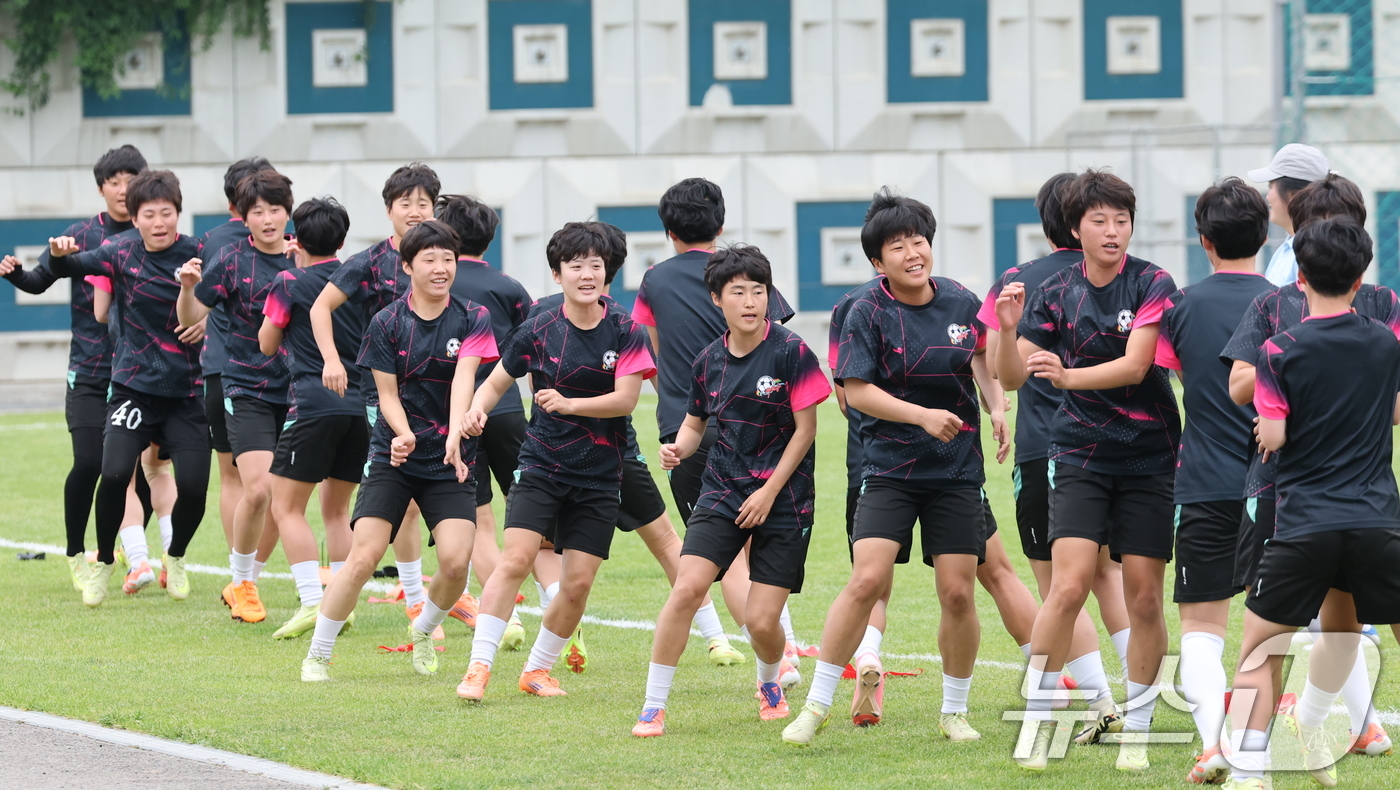 (수원=뉴스1) 박지혜 기자 = 북한 내고향여자축구단 선수들이 19일 경기 수원시 수원월드컵경기장 보조경기장에서 아시아축구연맹(AFC) 여자 챔피언스리그(AWCL) 4강 경기를 앞 …