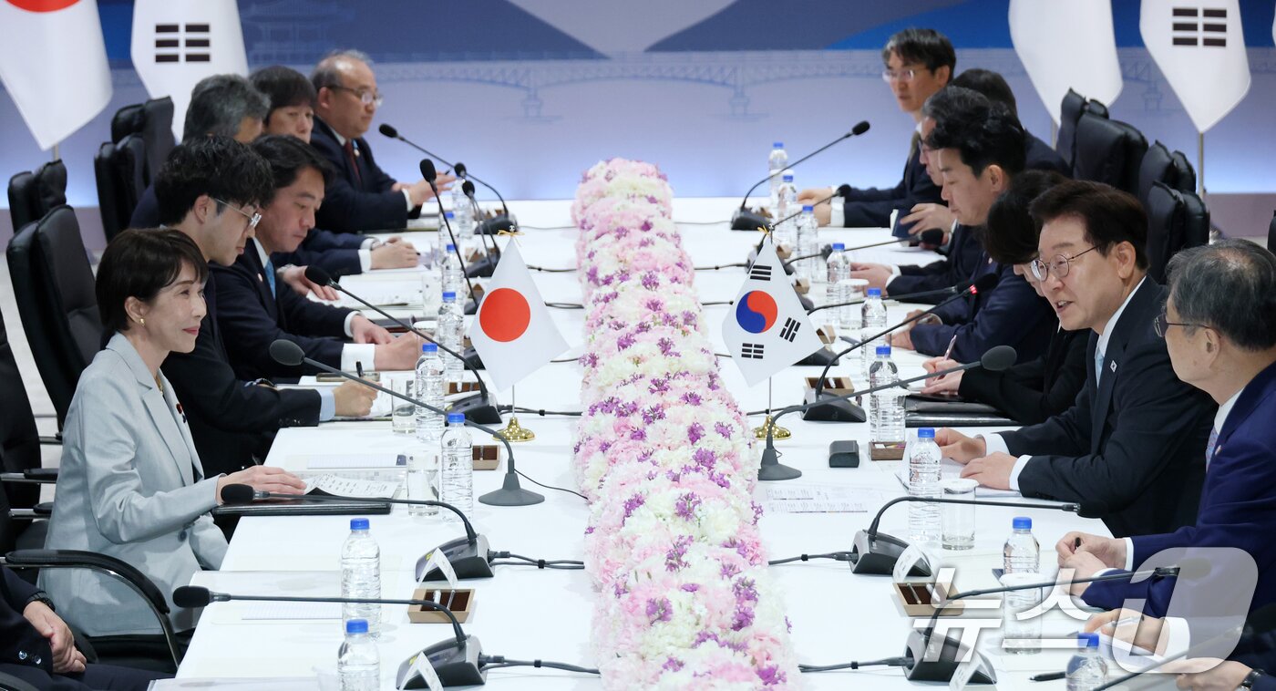 본문 이미지 - 이재명 대통령이 19일 경북 안동의 한 호텔에서 열린 다카이치 사나에 일본 총리와 확대 정상회담에서 발언하고 있다. (청와대통신사진기자단) 2026.5.19 ⓒ 뉴스1 허경 기자