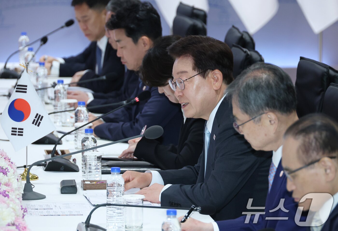본문 이미지 - 이재명 대통령이 19일 경북 안동의 한 호텔에서 열린 다카이치 사나에 일본 총리와 확대 정상회담에서 발언하고 있다. (청와대통신사진기자단) 2026.5.19 ⓒ 뉴스1 허경 기자
