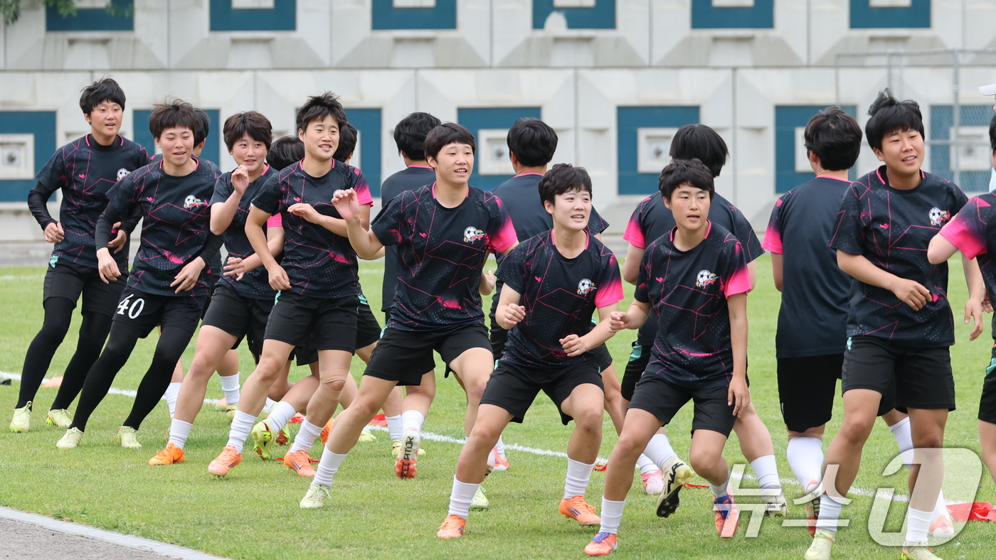 (수원=뉴스1) 박지혜 기자 = 북한 내고향여자축구단 선수들이 19일 경기 수원시 수원월드컵경기장 보조경기장에서 아시아축구연맹(AFC) 여자 챔피언스리그(AWCL) 4강 경기를 앞 …