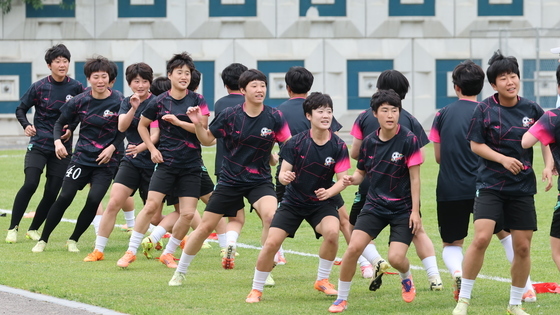 공식 훈련 나선 北 내고향여자축구단