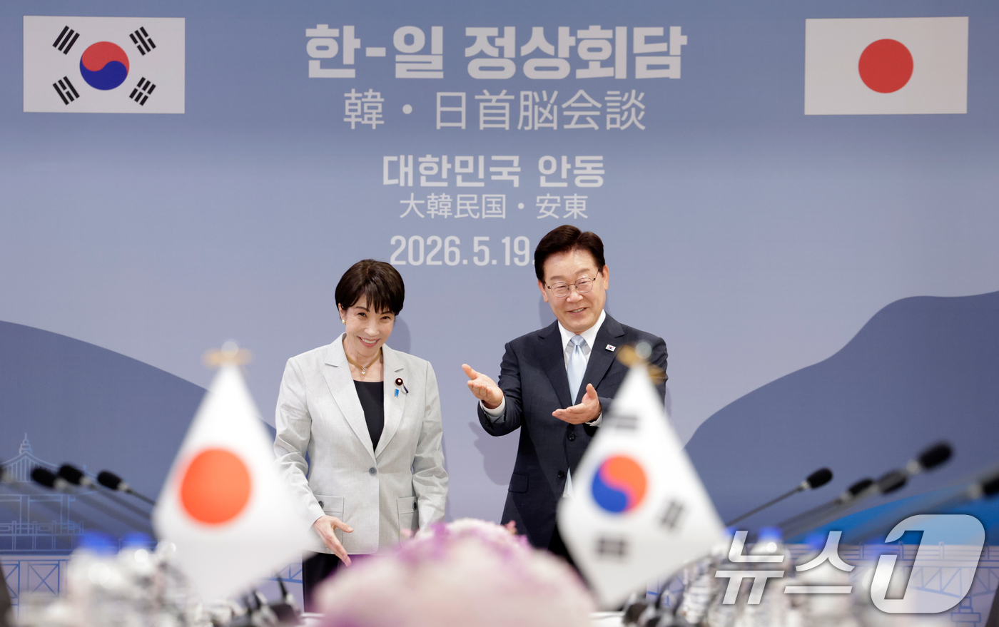(안동=뉴스1) 허경 기자 = 이재명 대통령이 19일 경북 안동의 한 호텔에서 열린 한일 확대 정상회담에 앞서 다카이치 사나에 일본 총리의 자리를 권하고 있다. (청와대통신사진기자 …