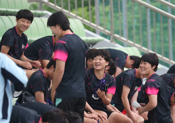 밝은 표정의 북한 내고향여자축구단 선수들