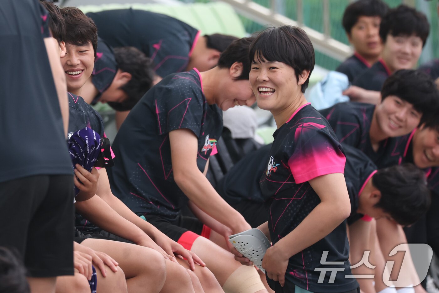 본문 이미지 - 2025-26 아시아축구연맹(AFC) 여자챔피언스리그(AWCL) 4강전 수원FC위민과 내고향축구단의 경기를 하루 앞둔 19일 경기 수원시 팔달구 수원월드컵경기장 보조경기장에서 열린 공개 훈련에서 북한 내고향축구단 선수들이 훈련 준비를 하고 있다. 2026.5.19 ⓒ 뉴스1 김영운 기자