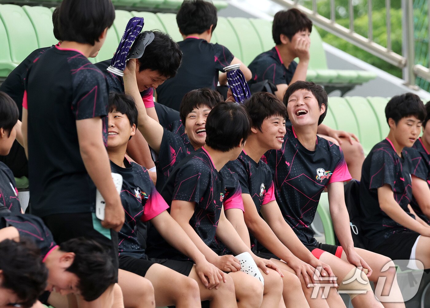 본문 이미지 - 북한 내고향여자축구단 선수들이 19일 경기 수원시 수원월드컵경기장 보조경기장에서 아시아축구연맹(AFC) 여자 챔피언스리그(AWCL) 4강 경기를 앞두고 공식 훈련에 앞서 미소를 짓고 있다. 2026.5.19 ⓒ 뉴스1 박지혜 기자
