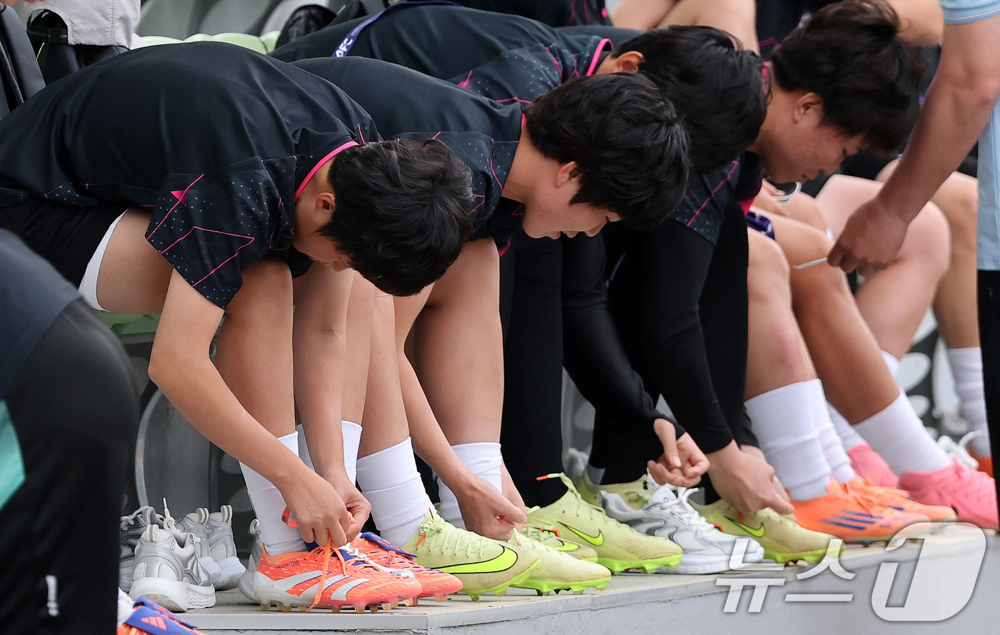 (수원=뉴스1) 박지혜 기자 = 북한 내고향여자축구단 선수들이 19일 경기 수원시 수원월드컵경기장 보조경기장에서 아시아축구연맹(AFC) 여자 챔피언스리그(AWCL) 4강 경기를 앞 …