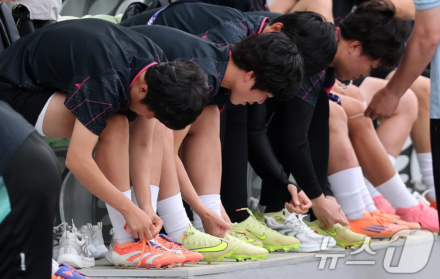본문 이미지 - 북한 내고향여자축구단 선수들이 19일 경기 수원시 수원월드컵경기장 보조경기장에서 아시아축구연맹(AFC) 여자 챔피언스리그(AWCL) 4강 경기를 앞두고 공식 훈련에 앞서 축구화를 신고 있다. 내2026.5.19 ⓒ 뉴스1 박지혜 기자