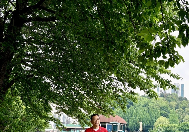 "유기견서 선거 패밀리로"…김진태, '뭉치'와 달리는 이색 선거운동