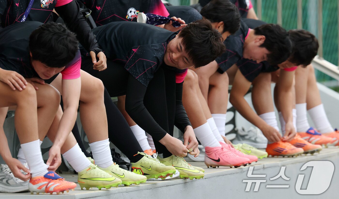 본문 이미지 - 북한 내고향여자축구단 선수들이 19일 경기 수원시 수원월드컵경기장 보조경기장에서 아시아축구연맹(AFC) 여자 챔피언스리그(AWCL) 4강 경기를 앞두고 공식 훈련에 앞서 축구화를 신고 있다. 2026.5.19 ⓒ 뉴스1 박지혜 기자