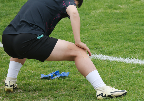 나이키 축구화 신은 북한 선수들
