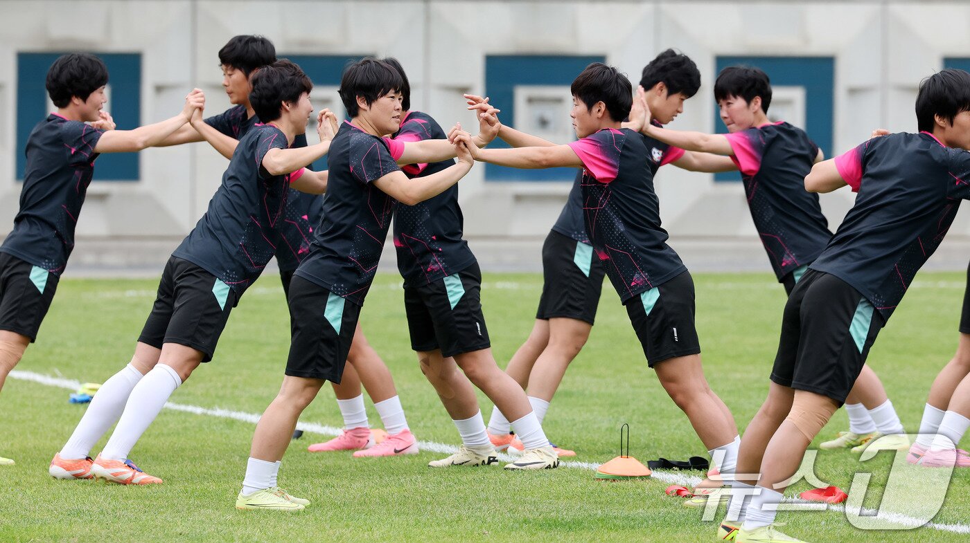 본문 이미지 - 북한 내고향여자축구단 선수들이 19일 경기 수원시 수원월드컵경기장 보조경기장에서 아시아축구연맹(AFC) 여자 챔피언스리그(AWCL) 4강 경기를 앞두고 공식 훈련을 하고 있다. 2026.5.19 ⓒ 뉴스1 박지혜 기자